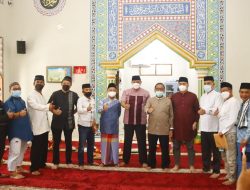 Warga Kelurahan Bintara Sampaikan Aspirasinya Ke Plt. Walkot Bekasi Usai Shalat Jumat Berjamaah
