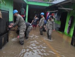 Satpo PP Tangsel Evakuasi Akibat Dampak dari Angin Besar dan Hujan 