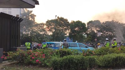 Mahasiswa UKI Demo Bentangkan Spanduk “Dari UKI untuk Rakyat, Prabowo-Gibran Gatal (Gagal total)”
